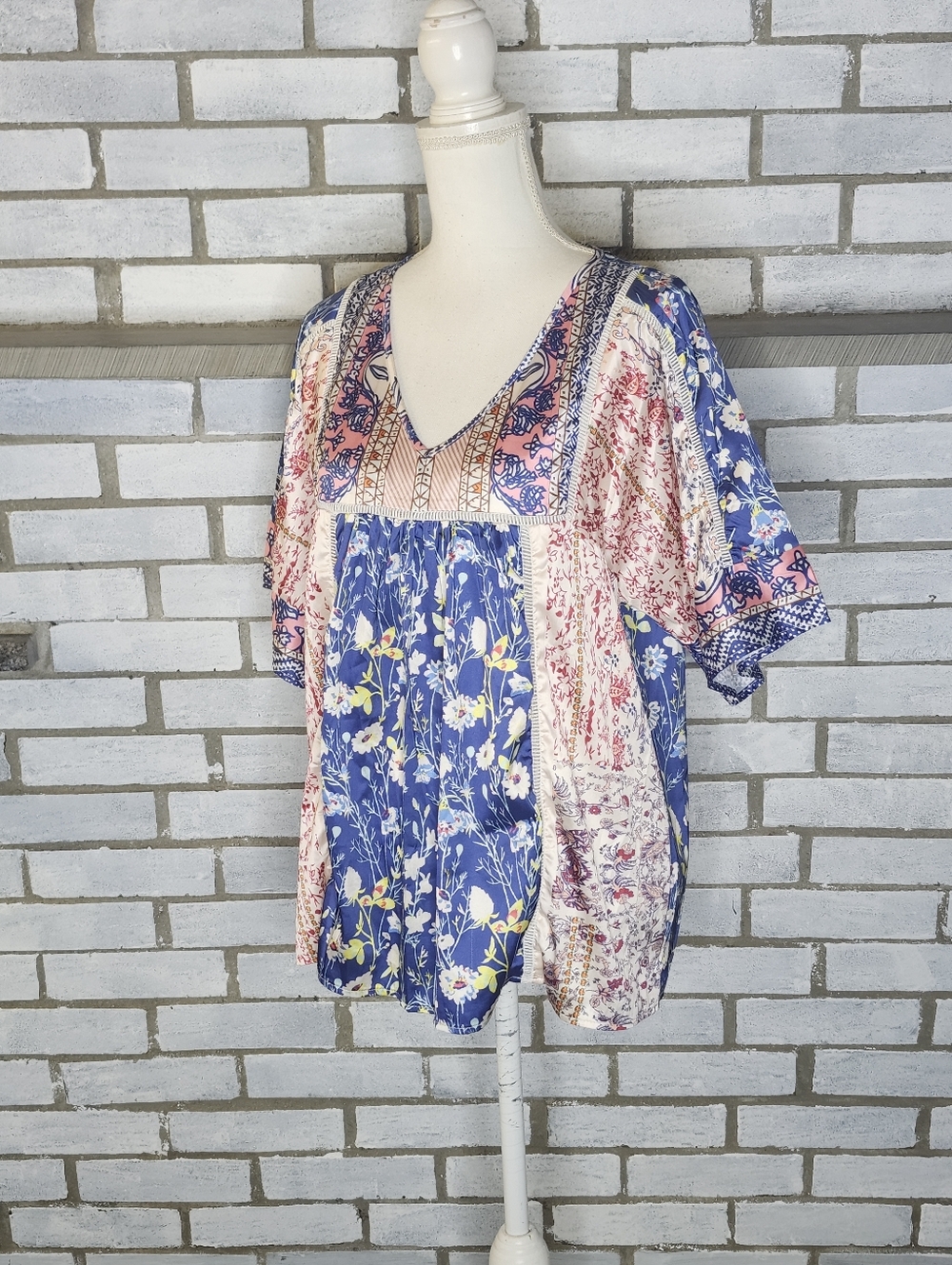 • C.O.Z.Y Shopcozy Women’s Satin Floral V-Neck White Peekaboo Stitching Blouse M